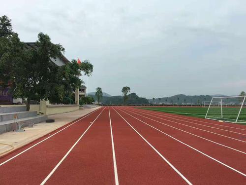 塑膠跑道材料明細(xì)報價及深度解析
